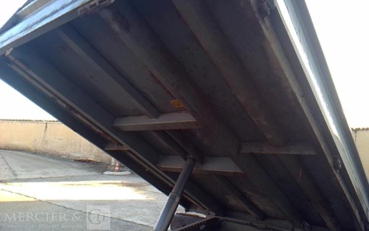 IVECO 35C13 2.3 D 125 BENNE SIMPLE CABINE COFFRE ROUGE CZ-373-FB