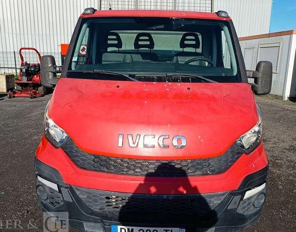 IVECO DAILY 35C13 BENNE AVEC COFFER ACIER DIESEL – 142771 KMS – ANNEE 2014
 ROUGE DM-283-TL