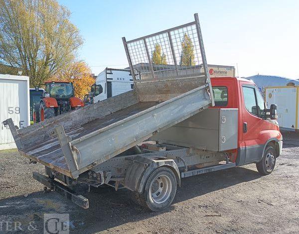 IVECO DAILY 35C13 BENNE AVEC COFFER ACIER DIESEL – 142771 KMS – ANNEE 2014
 ROUGE DM-283-TL