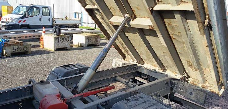 IVECO DAILY 35C13 BENNE AVEC COFFER ACIER DIESEL – 142771 KMS – ANNEE 2014
 ROUGE DM-283-TL