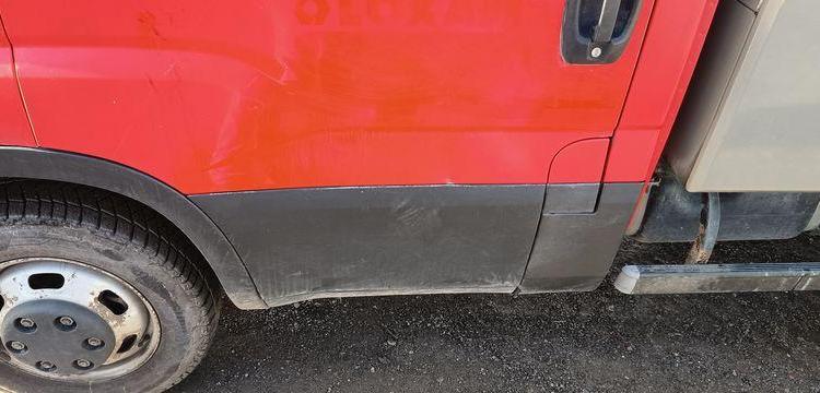IVECO DAILY 35C13 BENNE AVEC COFFER ACIER DIESEL – 142771 KMS – ANNEE 2014
 ROUGE DM-283-TL