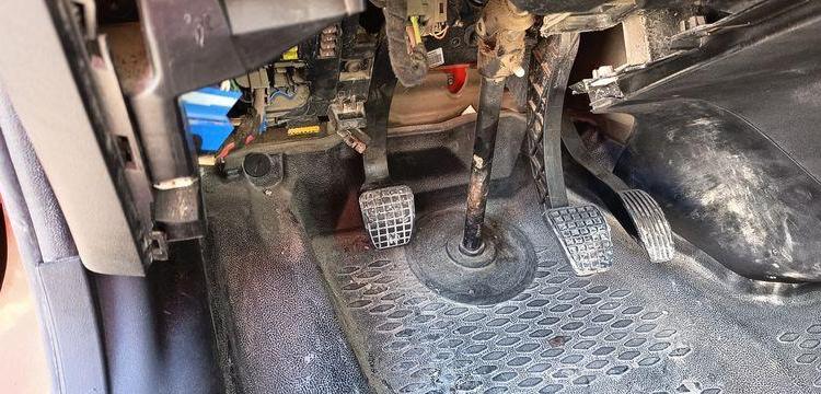 IVECO DAILY 35C13 BENNE AVEC COFFER ACIER DIESEL – 142771 KMS – ANNEE 2014
 ROUGE DM-283-TL