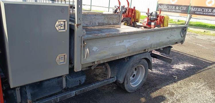 IVECO DAILY 35C13 BENNE AVEC COFFER ACIER DIESEL – 142771 KMS – ANNEE 2014
 ROUGE DM-283-TL