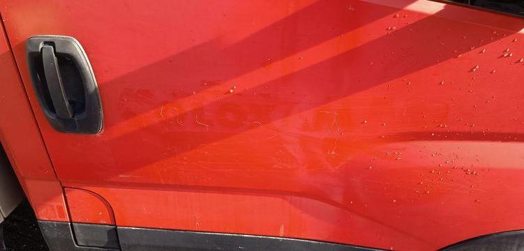 IVECO DAILY 35C13 BENNE AVEC COFFER ACIER DIESEL – 142771 KMS – ANNEE 2014
 ROUGE DM-283-TL