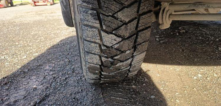 IVECO DAILY 35C13 BENNE AVEC COFFER ACIER DIESEL – 142771 KMS – ANNEE 2014
 ROUGE DM-283-TL