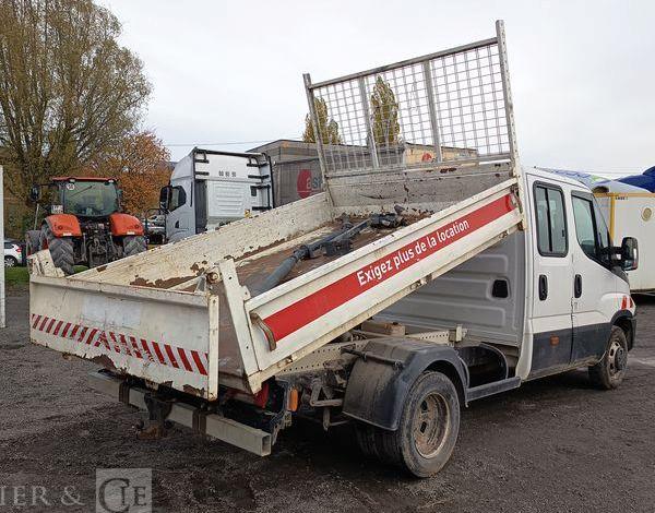 IVECO DAILY 35C13 DOUBLE CABINE AVEC BENNE – DIESEL – 127330 KMS – ANNEE 2015 BLANC DS-325-CE