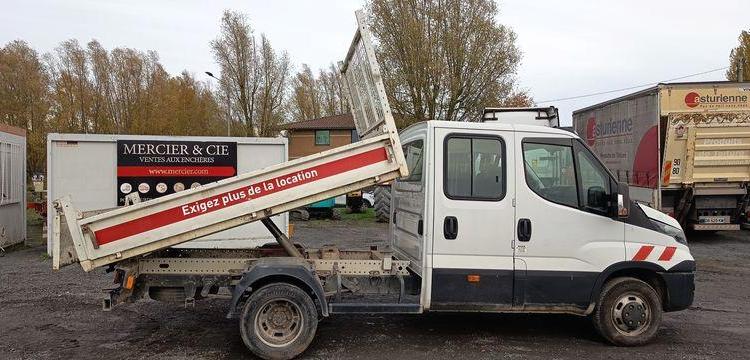 IVECO DAILY 35C13 DOUBLE CABINE AVEC BENNE – DIESEL – 127330 KMS – ANNEE 2015 BLANC DS-325-CE
