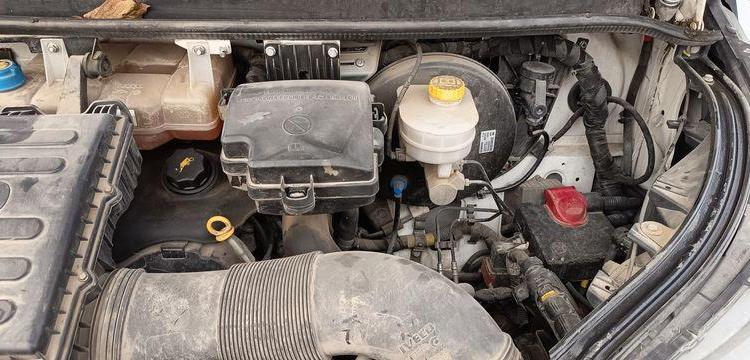 IVECO DAILY 35C13 DOUBLE CABINE AVEC BENNE – DIESEL – 127330 KMS – ANNEE 2015 BLANC DS-325-CE