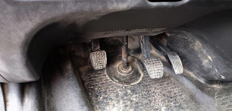 IVECO DAILY 35C13 DOUBLE CABINE AVEC BENNE – DIESEL – 127330 KMS – ANNEE 2015 BLANC DS-325-CE