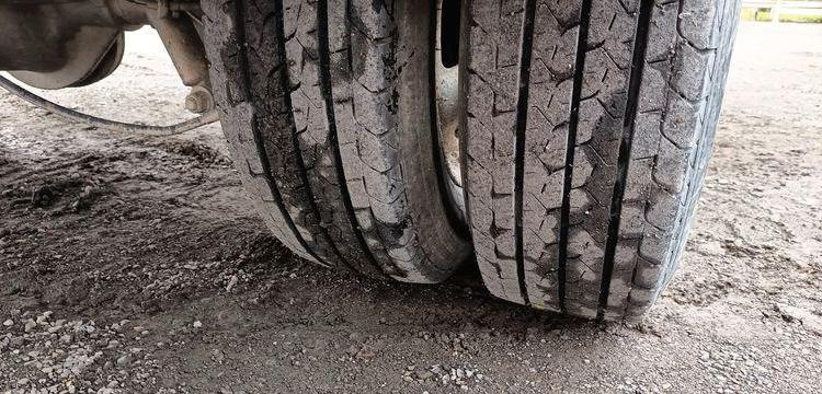 IVECO DAILY 35C13 DOUBLE CABINE AVEC BENNE – DIESEL – 127330 KMS – ANNEE 2015 BLANC DS-325-CE