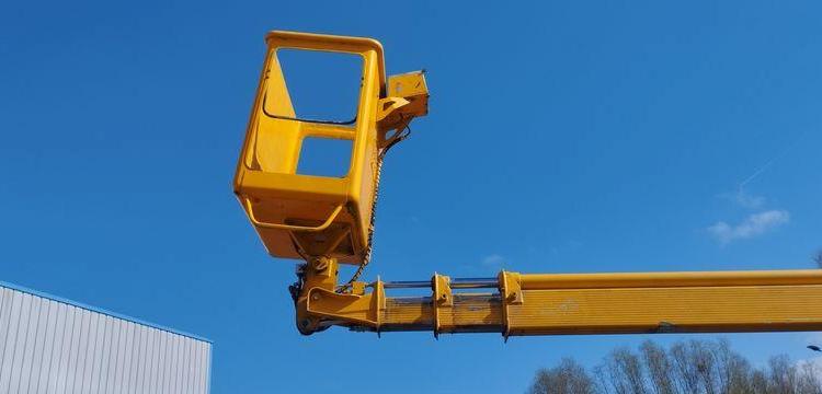 NISSAN CABSTAR 3,0 TD 125 CV AVEC NACELLE MULTITEL 160 ALU DS – DIESEL – 4774 HEURES BLANC DZ-453-YV