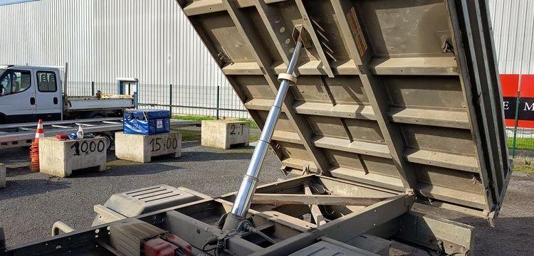 RENAULT MASTER DCI135 – BENNE AVEC COFFRE ACIER DIESEL – 152574 KMS – ANNEE 2016 ROUGE EB-447-TN