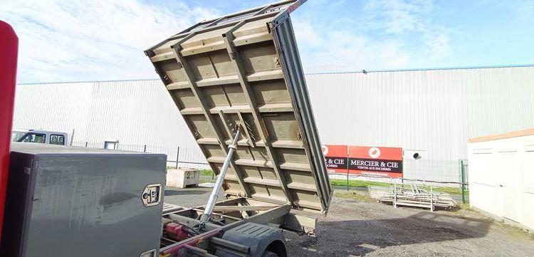 RENAULT MASTER DCI135 – BENNE AVEC COFFRE ACIER DIESEL – 152574 KMS – ANNEE 2016 ROUGE EB-447-TN