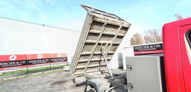 RENAULT MASTER DCI135 – BENNE AVEC COFFRE ACIER DIESEL – 152574 KMS – ANNEE 2016 ROUGE EB-447-TN