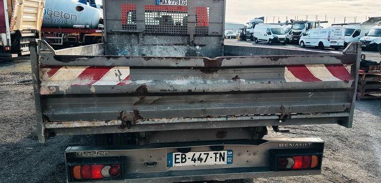 RENAULT MASTER DCI135 – BENNE AVEC COFFRE ACIER DIESEL – 152574 KMS – ANNEE 2016 ROUGE EB-447-TN