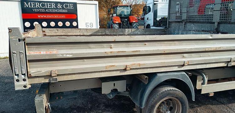 RENAULT MASTER DCI135 – BENNE AVEC COFFRE ACIER DIESEL – 152574 KMS – ANNEE 2016 ROUGE EB-447-TN