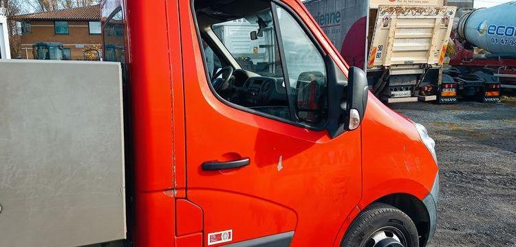 RENAULT MASTER DCI135 – BENNE AVEC COFFRE ACIER DIESEL – 152574 KMS – ANNEE 2016 ROUGE EB-447-TN