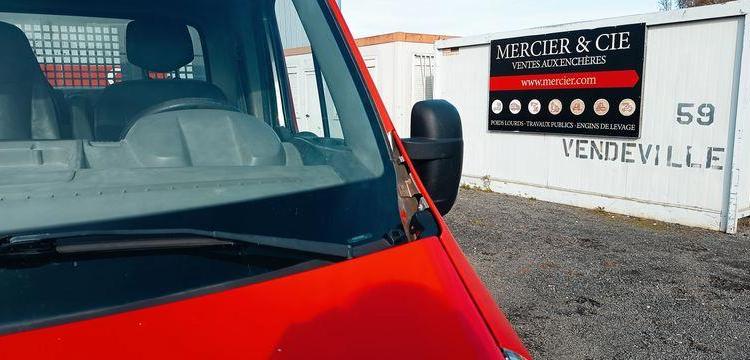 RENAULT MASTER DCI135 – BENNE AVEC COFFRE ACIER DIESEL – 152574 KMS – ANNEE 2016 ROUGE EB-447-TN