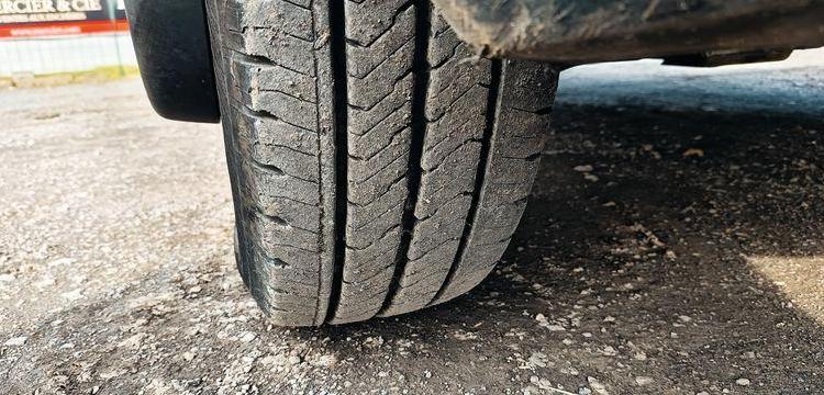 RENAULT MASTER DCI135 – BENNE AVEC COFFRE ACIER DIESEL – 152574 KMS – ANNEE 2016 ROUGE EB-447-TN