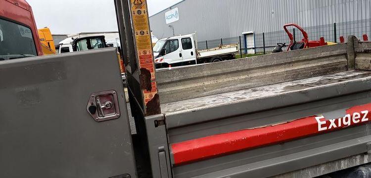 RENAULT MASTER 2,3 DCI 16V BENNE AVEC COFFRE ACIER DIESEL – 168574 KMS – ANNEE 2016 ROUGE ED-254-FX