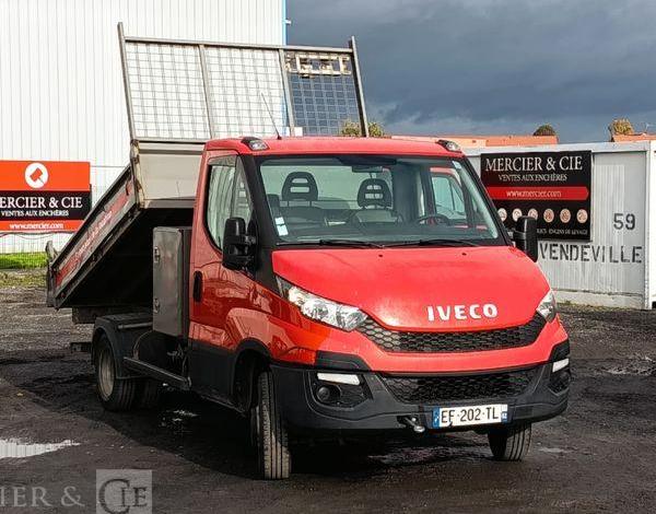 IVECO DAILT 35C13 – BENNE AVEC COFFRE ACIER DIESEL – 136162 KMS – ANNEE 2016 ROUGE EF-202-TL