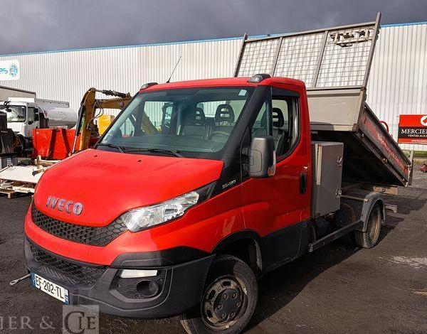 IVECO DAILT 35C13 – BENNE AVEC COFFRE ACIER DIESEL – 136162 KMS – ANNEE 2016 ROUGE EF-202-TL