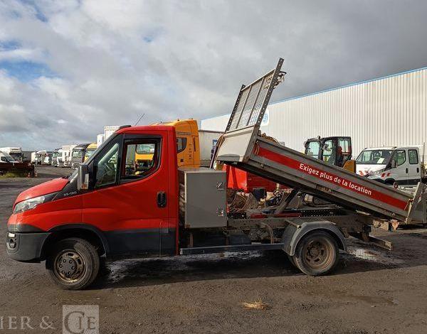 IVECO DAILT 35C13 – BENNE AVEC COFFRE ACIER DIESEL – 136162 KMS – ANNEE 2016 ROUGE EF-202-TL