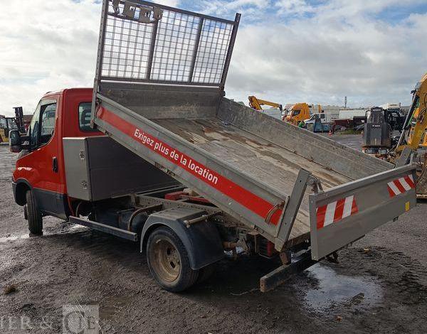 IVECO DAILT 35C13 – BENNE AVEC COFFRE ACIER DIESEL – 136162 KMS – ANNEE 2016 ROUGE EF-202-TL