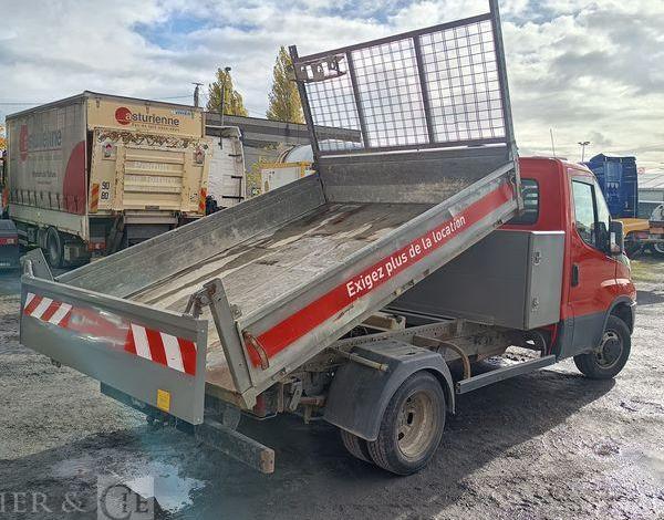 IVECO DAILT 35C13 – BENNE AVEC COFFRE ACIER DIESEL – 136162 KMS – ANNEE 2016 ROUGE EF-202-TL