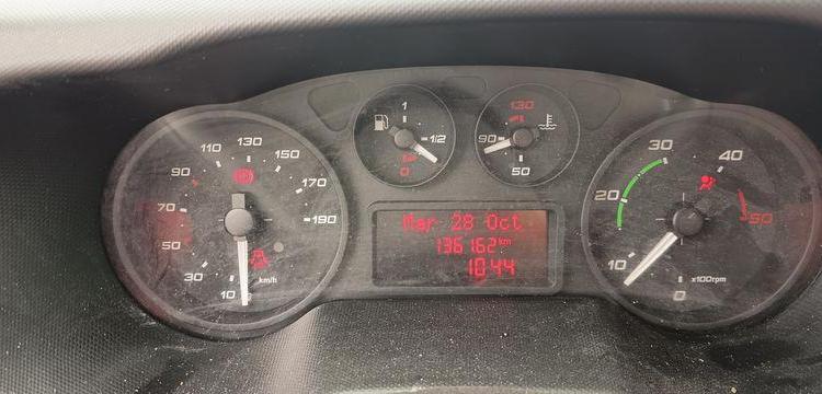 IVECO DAILT 35C13 – BENNE AVEC COFFRE ACIER DIESEL – 136162 KMS – ANNEE 2016 ROUGE EF-202-TL