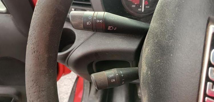 IVECO DAILT 35C13 – BENNE AVEC COFFRE ACIER DIESEL – 136162 KMS – ANNEE 2016 ROUGE EF-202-TL