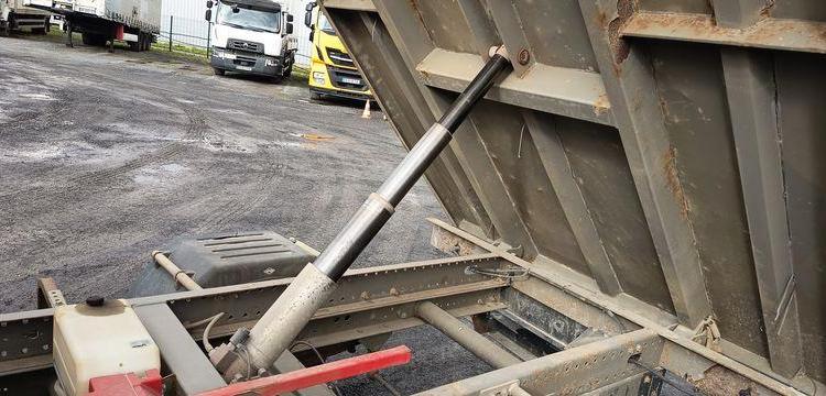 IVECO DAILT 35C13 – BENNE AVEC COFFRE ACIER DIESEL – 136162 KMS – ANNEE 2016 ROUGE EF-202-TL