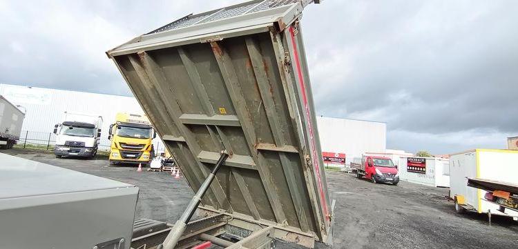 IVECO DAILT 35C13 – BENNE AVEC COFFRE ACIER DIESEL – 136162 KMS – ANNEE 2016 ROUGE EF-202-TL