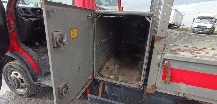 IVECO DAILT 35C13 – BENNE AVEC COFFRE ACIER DIESEL – 136162 KMS – ANNEE 2016 ROUGE EF-202-TL