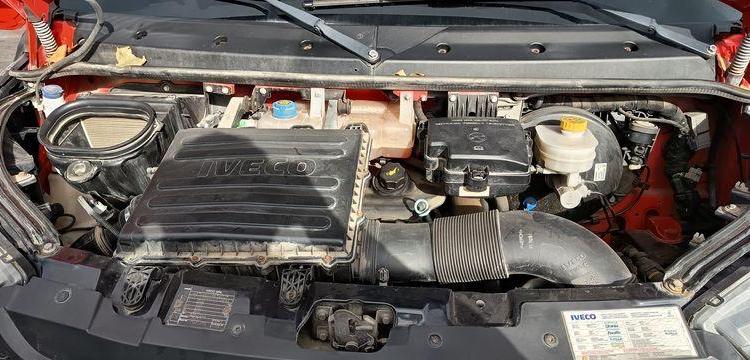 IVECO DAILT 35C13 – BENNE AVEC COFFRE ACIER DIESEL – 136162 KMS – ANNEE 2016 ROUGE EF-202-TL