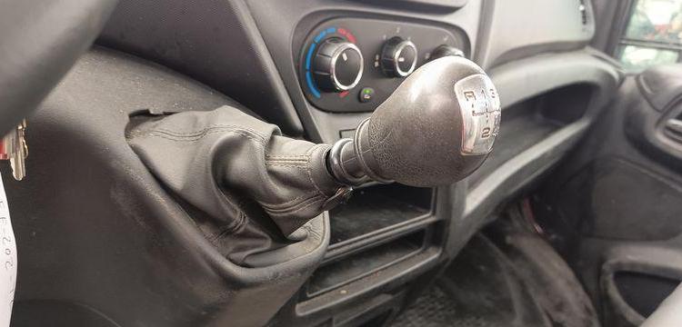 IVECO DAILT 35C13 – BENNE AVEC COFFRE ACIER DIESEL – 136162 KMS – ANNEE 2016 ROUGE EF-202-TL