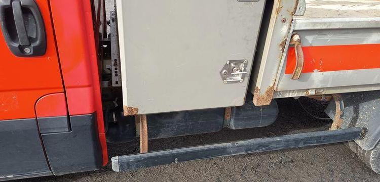 IVECO DAILT 35C13 – BENNE AVEC COFFRE ACIER DIESEL – 136162 KMS – ANNEE 2016 ROUGE EF-202-TL