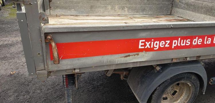 IVECO DAILT 35C13 – BENNE AVEC COFFRE ACIER DIESEL – 136162 KMS – ANNEE 2016 ROUGE EF-202-TL