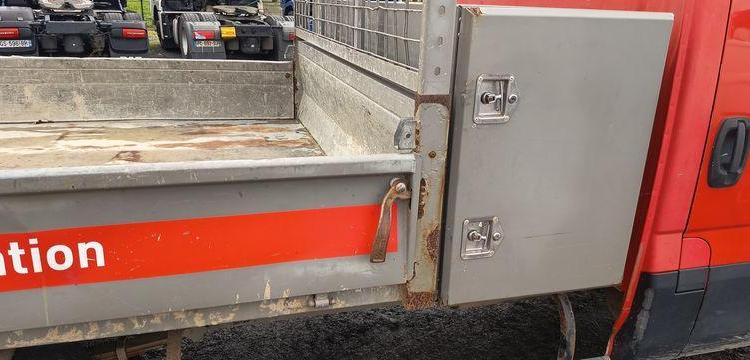 IVECO DAILT 35C13 – BENNE AVEC COFFRE ACIER DIESEL – 136162 KMS – ANNEE 2016 ROUGE EF-202-TL