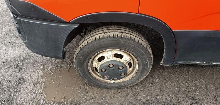 IVECO DAILT 35C13 – BENNE AVEC COFFRE ACIER DIESEL – 136162 KMS – ANNEE 2016 ROUGE EF-202-TL