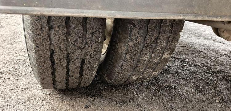 IVECO DAILT 35C13 – BENNE AVEC COFFRE ACIER DIESEL – 136162 KMS – ANNEE 2016 ROUGE EF-202-TL