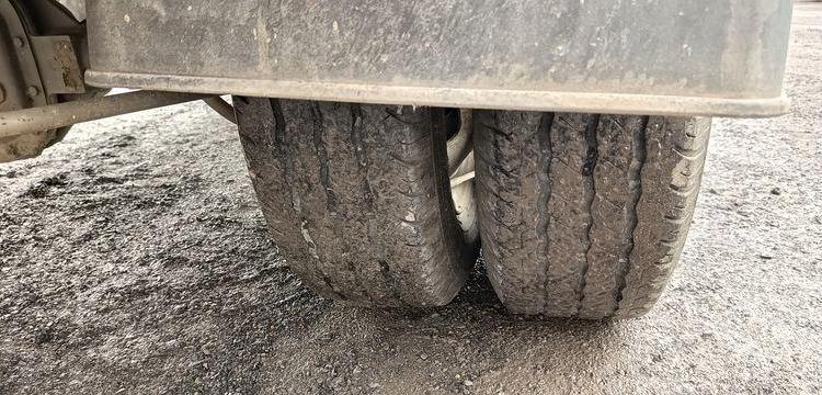 IVECO DAILT 35C13 – BENNE AVEC COFFRE ACIER DIESEL – 136162 KMS – ANNEE 2016 ROUGE EF-202-TL