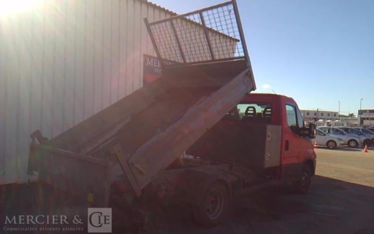 IVECO 35-130  BENNE SIMPLE CABINE COFFRE ROUGE EF-459-FE