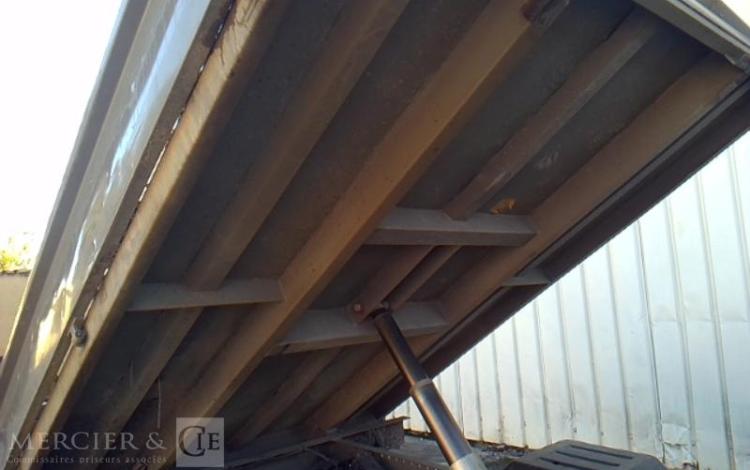 IVECO 35-130  BENNE SIMPLE CABINE COFFRE ROUGE EF-459-FE