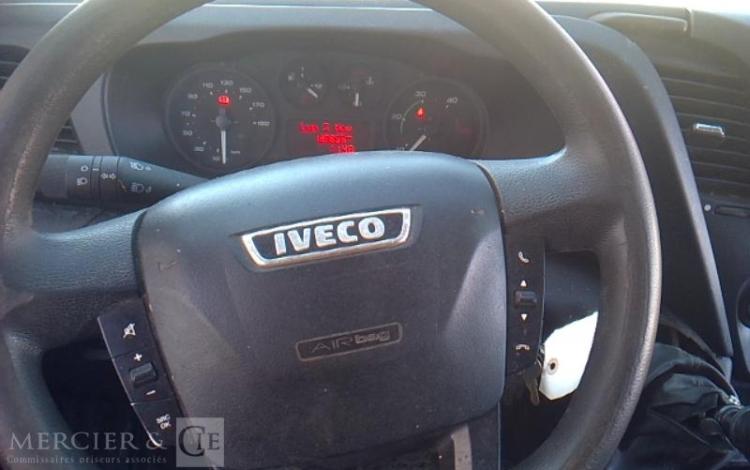 IVECO 35-130  BENNE SIMPLE CABINE COFFRE ROUGE EF-459-FE