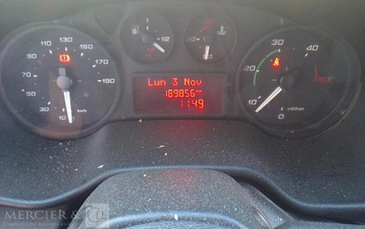 IVECO 35-130  BENNE SIMPLE CABINE COFFRE ROUGE EF-459-FE