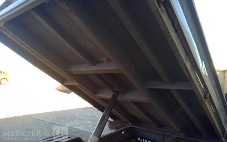 IVECO 35-130  BENNE SIMPLE CABINE COFFRE ROUGE EF-459-FE