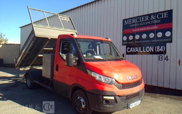 IVECO 35-130  BENNE SIMPLE CABINE COFFRE ROUGE EF-646-FV