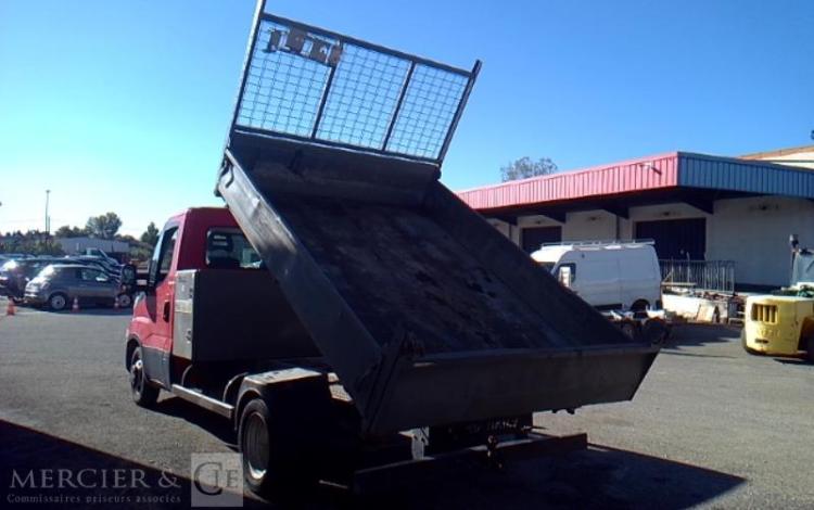 IVECO 35-130  BENNE SIMPLE CABINE COFFRE ROUGE EF-646-FV