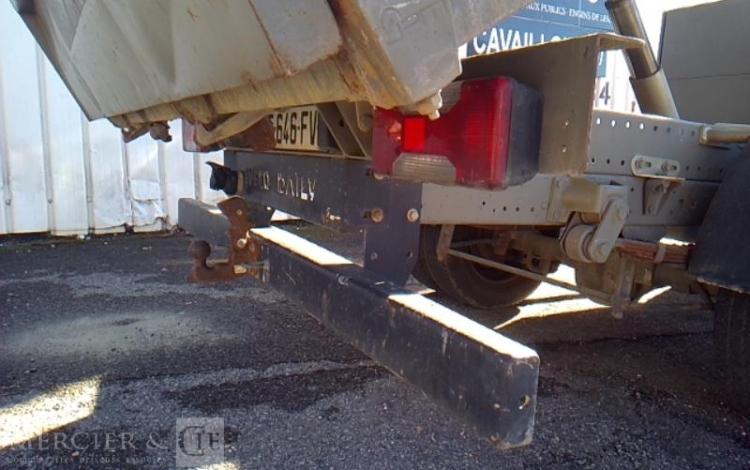 IVECO 35-130  BENNE SIMPLE CABINE COFFRE ROUGE EF-646-FV